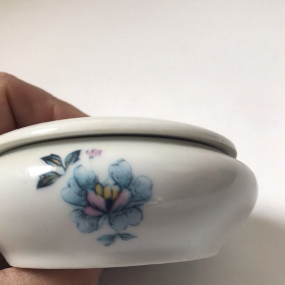 Rochard Limoges porcelain trinket box magnolia round blue pill jewelry gold trim - Picture 3 of 8